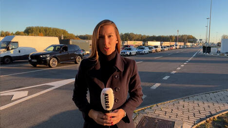 Aleksandra Orlić - novinarka Kurira kod graničnog prelaza Horgoš 1