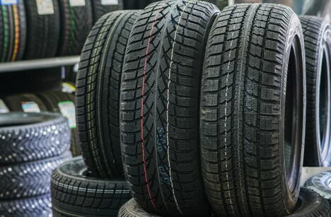 šare u boji na automobilskim gumama