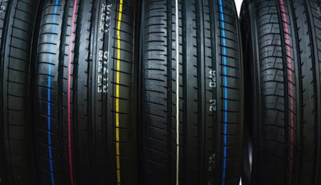 šare u boji na automobilskim gumama