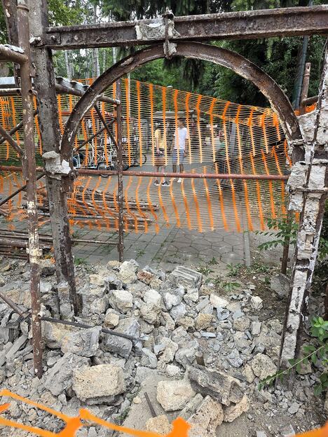 BANJA KOVILJAČA -Glavna kapija morala da se skloni.JPG