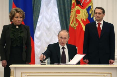 putin-matvijenko-nariskin-potpisivanje-prisajedinjenja.jpg