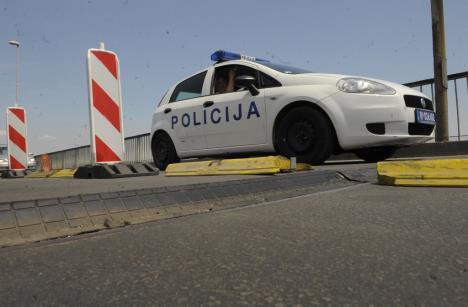 udes-policija-most-policijski-auto.jpg