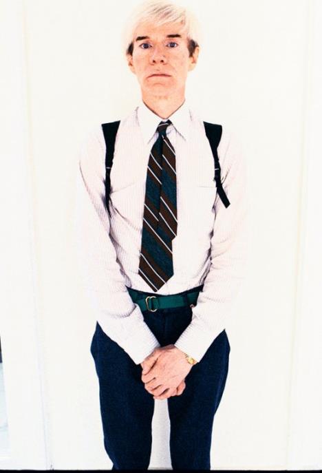 Endi Vorhol u beloj košulji, sa dve kravate i hozn tregerima