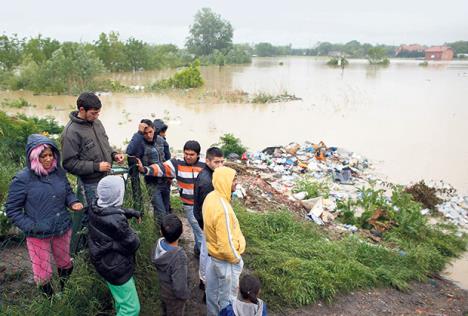 romi-pomoc-poplave.jpg