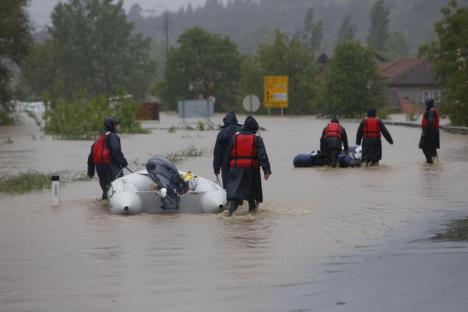 poplave-doboj-spasioci.jpg