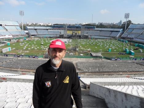 zoran-zivlak-ispred-cuvenog-stadiona-u-montevideu.jpg