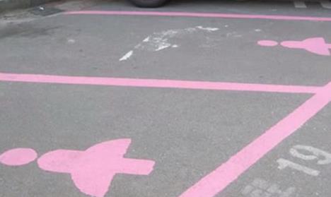 roze-parking-kina-zene.jpg