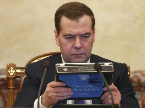 dmitrij-medvedev-s-tabletom.jpg