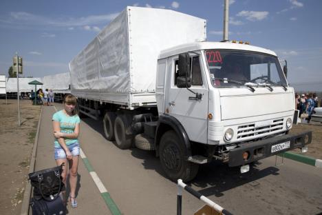 rusija-humanitarni-konvoj-za-lugansk-ulazi-u-grad.jpg