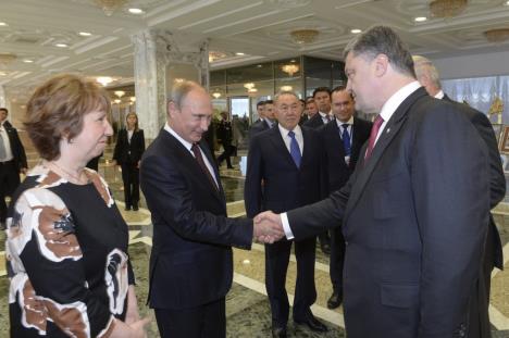 vladimir-putin-i-petar-porosenko-rukovanje.jpg