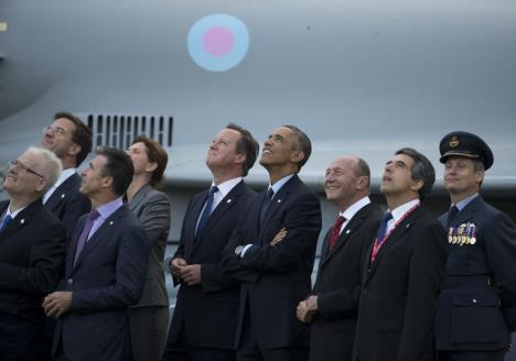 dejvid-kameron-barak-obama-nato-samit-fonet-ap.jpg