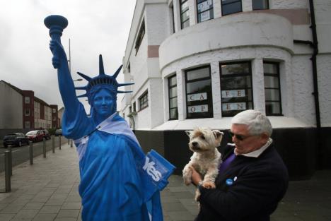 skotska-plava-statua-slobode-i-penzos.jpg