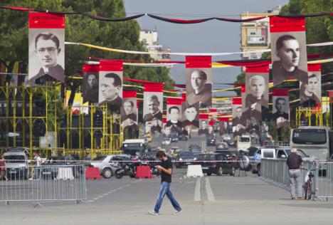 papa-franja-u-albaniji-tirana-ukrasena.jpg