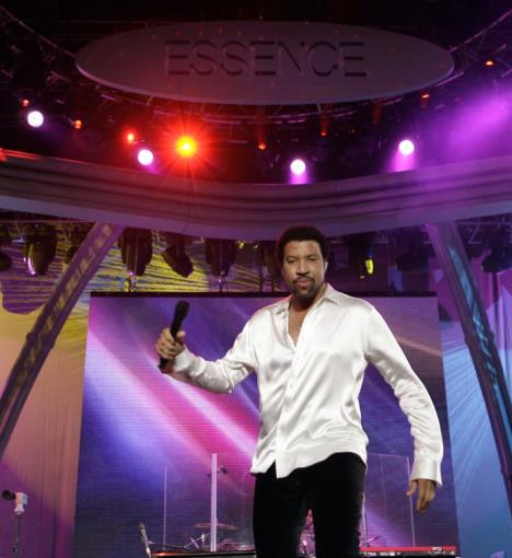 Pevač Lajonel Riči nastupa