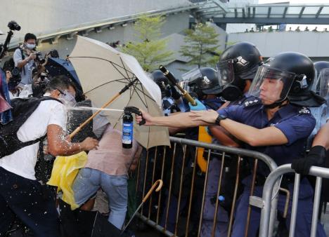 hongkong-policija-suzavcem-rasteruje-protest.jpg