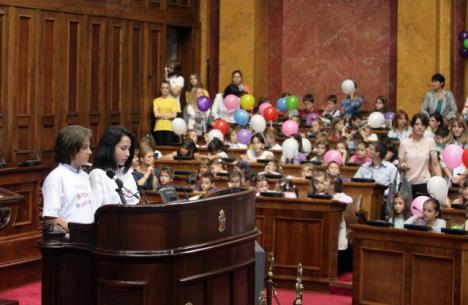 kreda-crta-mastom-parlament-manifestacija.jpg