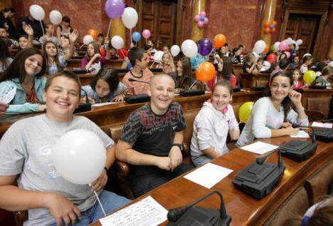 kreda-crta-mastom-parlament-manifestacija.jpg