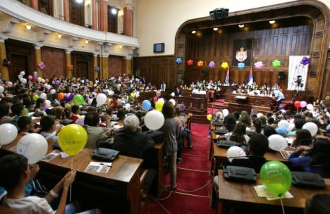 kreda-crta-mastom-parlament-manifestacija.jpg