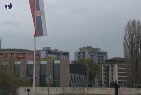 zapaljena-zastavakosovska-mitrovica.jpg