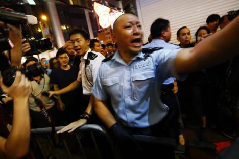 protest-policija-hongkong.jpg