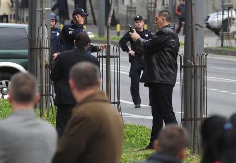 muskarac-pistolj-naoruzan-vlada-srbije-preti.jpg