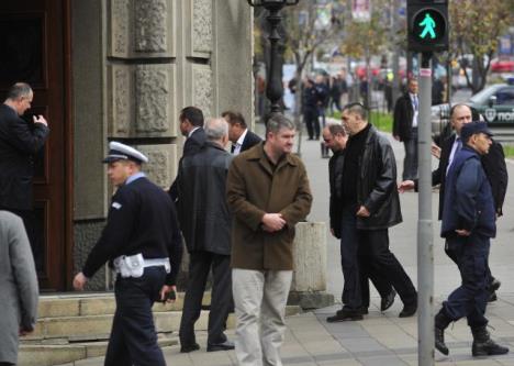 muskarac-pistolj-naoruzan-vlada-srbije-preti.jpg