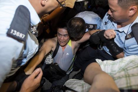 hongkong-policija-odvlaci-demonstrante.jpg