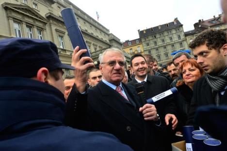 vojislav-seselj-protest-diplome-urucenje-predsednistvo.jpg