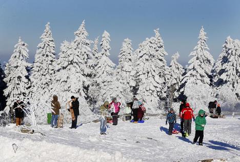 sneg-evropa-uzivaju-skijasi.jpg