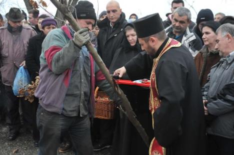 paljenje-badnjaka-manastir-zica.jpg