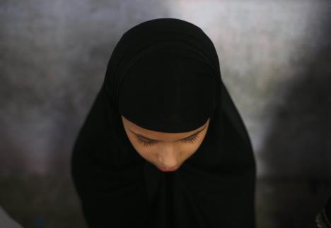 Muslimanka u crnom pognute glave