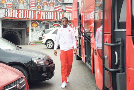 mbodj-crvena-zvezda-autobus-fudbaleri.jpg