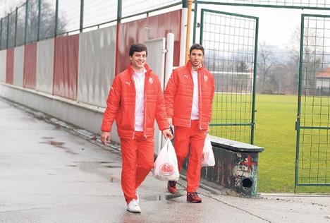 luka-jovic-marko-grujic-crvena-zvezda-autobus-fudbaleri.jpg