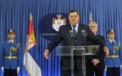 nikolic-vucic-i-dodik-zajedno-prate-prenos-iz-haga.jpg