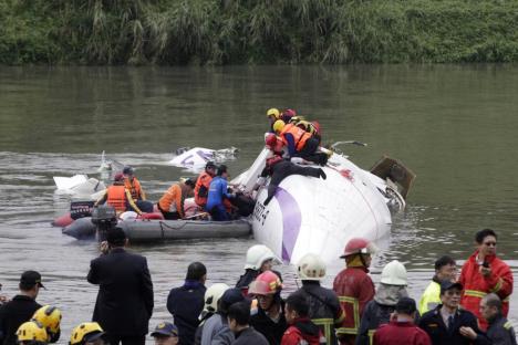 transasia-ervejz-avion-most-tajvan.jpg