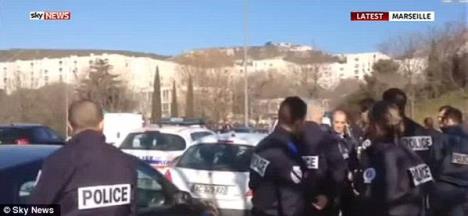 marsej-pucali-na-policiju.jpg