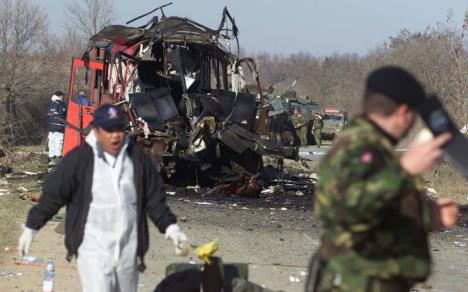 nis-ekspres-podujevo-granatiran-autobus-bombardovanje.jpg