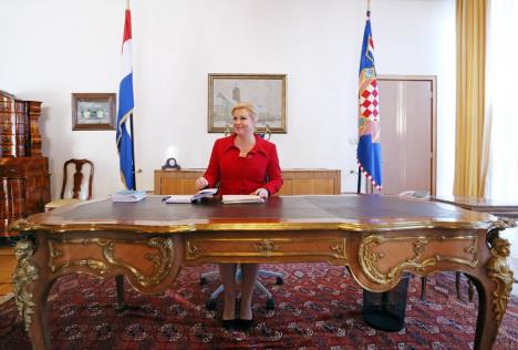 kolinda-grabar-kitarovic-za-tudjmanovim-stolom.jpg