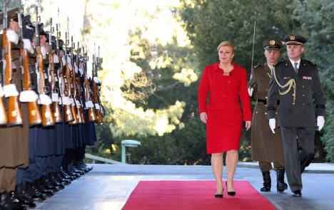 kolinda-grabar-kitarovic-prvi-dan-na-poslu-smotra-garde.jpg