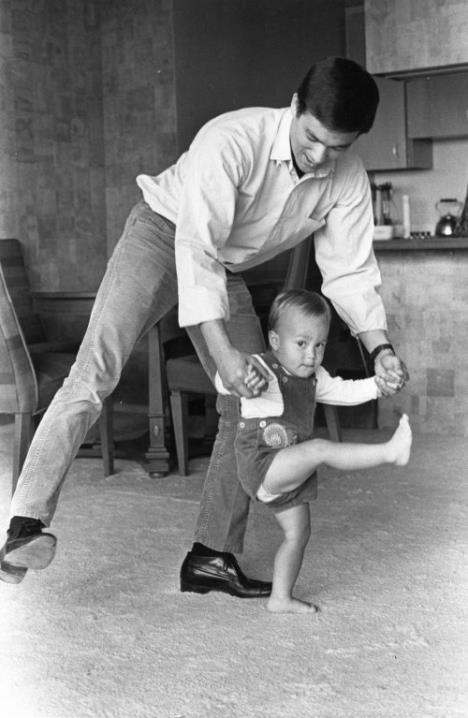 Brus Li sa sinom Brendonom