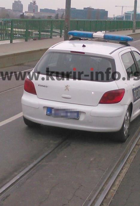 savski-mostpokusaj-skoka-policijski-auto.jpg