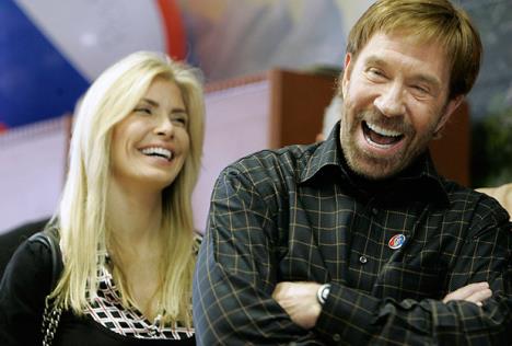 Čak Noris sa suprugom Đinom.jpg