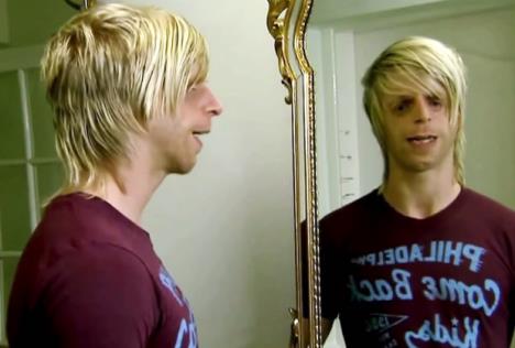 Džono Lankaster se gleda u ogledalu