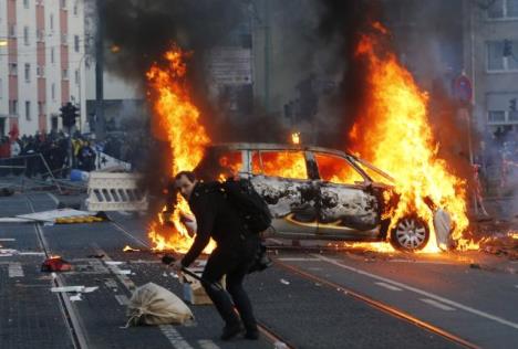 demonstracije-policija-okrsaj-evropska-banka-frankfurt.jpg