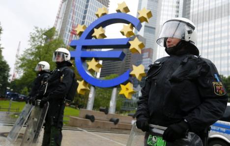 frankfurt-sukob-demonstranata-i-policije.jpg