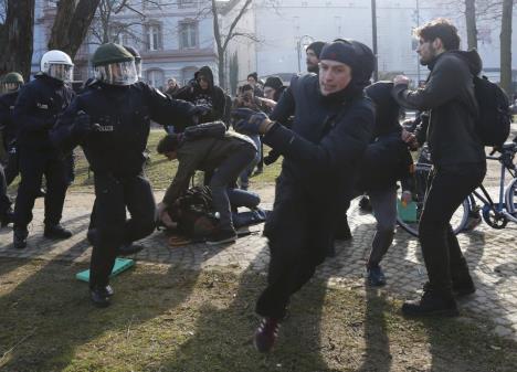 frankfurt-sukob-demonstranata-i-policije.jpg