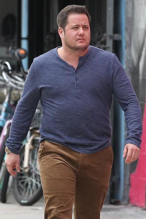 Čez Bono hoda ulicom