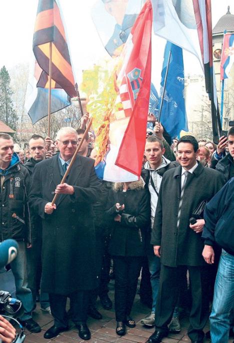 vojislav-seselj-paljenje-zastave.jpg