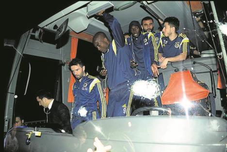 huligani-tuca-fenerbahce-autobus.jpg