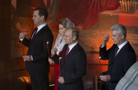 vladimir-putin-i-dmitrij-medvedev-na-uskrsnjoj-liturgiji.jpg